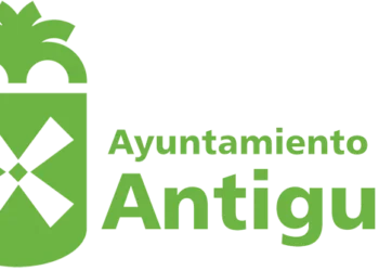 Antigua proposes to hikers to walk the trail from Corralejo to Lajares