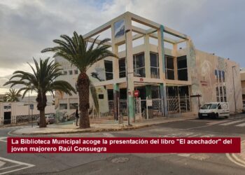La Biblioteca Municipal acoge la presentación del libro «El acechador» del joven majorero Raúl Consuegra