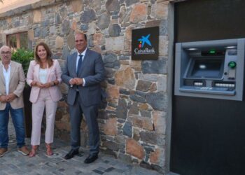 CaixaBank nimmt in Betancuria einen Geldautomaten in Betrieb