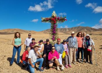 Los mayores de Tuineje enraman las cruces de descanso del municipio