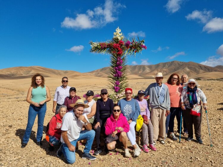 Los mayores de Tuineje enraman las cruces de descanso del municipio