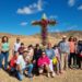 Los mayores de Tuineje enraman las cruces de descanso del municipio
