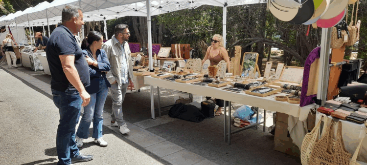 La nueva ubicación del mercadillo de Costa Calma arranca con éxito