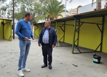 La Feria Insular de Artesanía toma cuerpo en cada puesto de madera que se monta en la plaza de Antigua