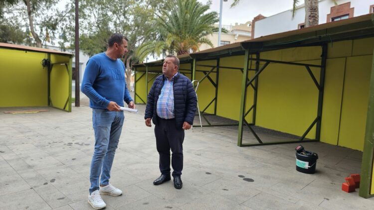 La Feria Insular de Artesanía toma cuerpo en cada puesto de madera que se monta en la plaza de Antigua
