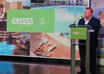 Antigua si congratula con i direttori del gruppo Ereza Hotels&Resorts per il suo 25° anniversario.