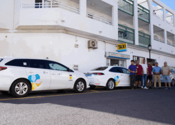 Tourism and Environment of La Oliva join forces with the Taxi Cooperative to disseminate the ‘Decalogue of Good Environmental Practices’.