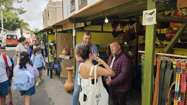 In sechs Werkstätten vermitteln Handwerker und Handwerkerinnen die grundlegenden Techniken ihres Handwerks.