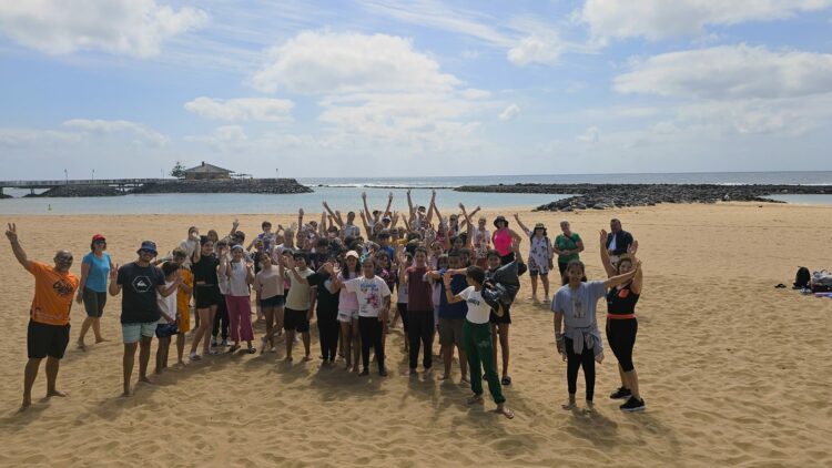 Scuole primarie e scuole elementari celebrano una giornata di convivenza stellare sulla spiaggia di La Guirra