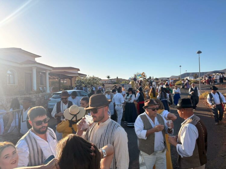 Más de 200 vecinos y vecinas participan en la Romería de Triquivijate