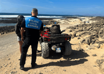 The quick action of the Local Police of La Oliva and the collaboration of the citizens avoid a serious environmental damage in the “Playa del Mejillón” (Mussel Beach).