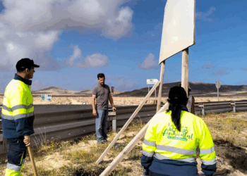 Environment and Tourism of La Oliva remove obsolete signage of the municipality