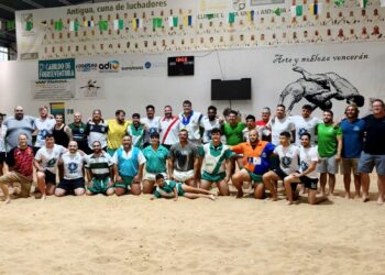 Campeones de Canarias del rugby y la lucha empujan juntos en Antigua