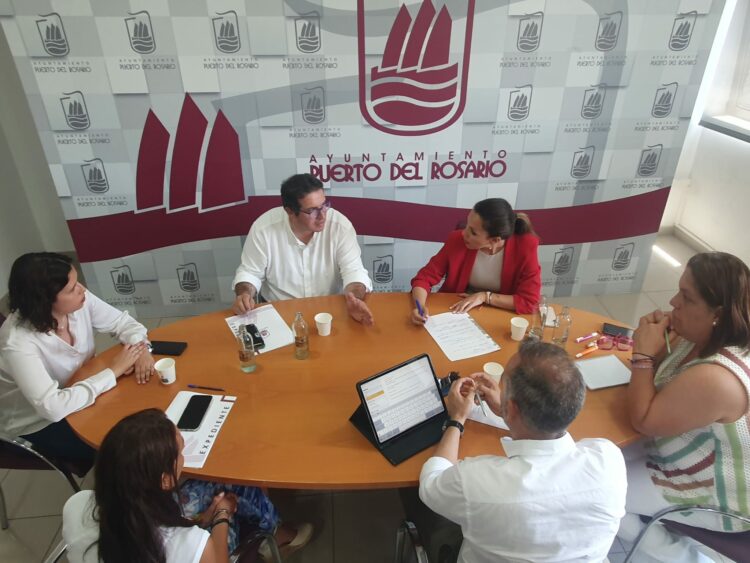 El alcalde, David de Vera, recibe en el ayuntamiento a Jessica de León, consejera de Turismo del Gobierno de Canarias