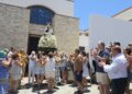 Le donne portano in processione la Madonna del Carmen a Las Salinas