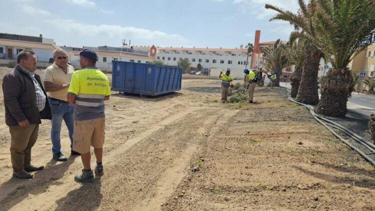 Un equipo municipal de limpieza recorre durante el verano cada pueblo, esta semana en Costa de Antigua