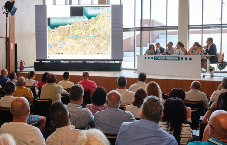 Der Inselrat von Fuerteventura, die Kanarische Regierung und die Gemeinderäte machen Fortschritte bei der neuen Trasse der Straße Cuchillete-Matas Blancas.