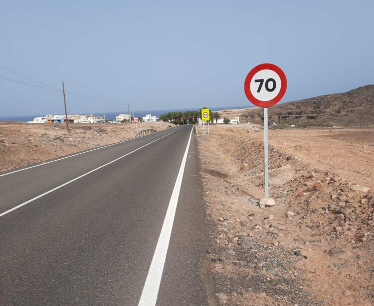 Die Straße Pájara-Ajuy ist jetzt mit neuen, modernen Verkehrsschildern ausgestattet.