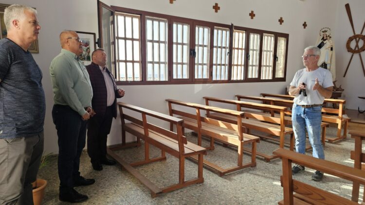 La Parroquia de Las Salinas estrena ventanas y vidrieras para sus Fiestas del Carmen