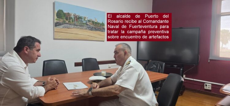 El alcalde de Puerto del Rosario recibe al Comandante Naval de Fuerteventura para tratar la campaña preventiva sobre encuentro de artefactos explosivos