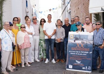 Reime und Verse erklingen beim 20. Internationalen Improvisatorentreffen in der Altstadt von Corralejo.