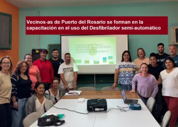 Residents of Puerto del Rosario are trained in the use of the AED (semi-automatic defibrillator).