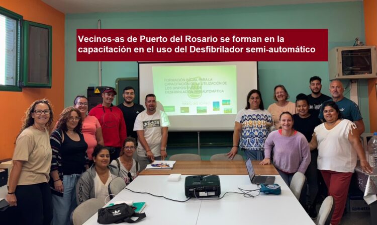 Vecinos-as de Puerto del Rosario se forman en la capacitación en el uso del DESA ( Desfibrilador semi-automático ).