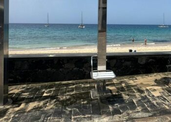 El Ayuntamiento de Pájara instala nuevas duchas adaptadas en las playas de Morro Jable 