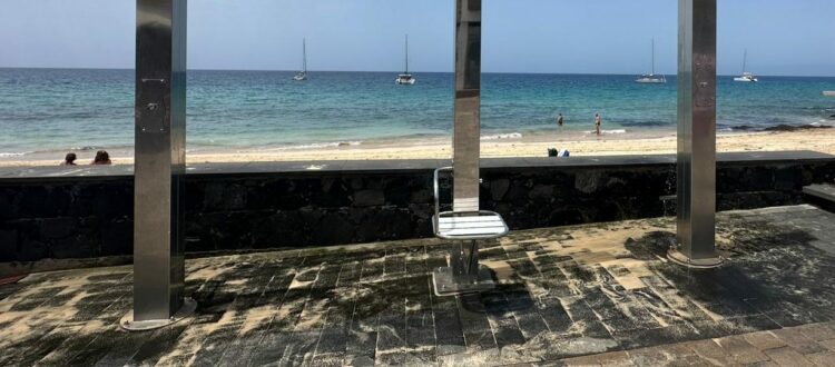 El Ayuntamiento de Pájara instala nuevas duchas adaptadas en las playas de Morro Jable