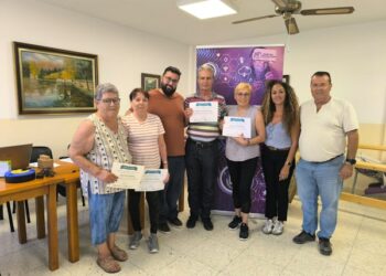 Dreißig Teilnehmer schließen erfolgreich den Kurs „Conecta2“ zur Vermittlung digitaler Kompetenzen ab.