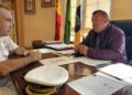 El Comandante Naval en Fuerteventura presenta al alcalde la campaña preventiva de la Armada ante el encuentro de artefactos explosivos