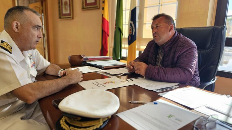The Naval Commander in Fuerteventura presents to the Mayor the Navy’s preventive campaign against the encounter of explosive devices.