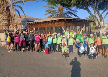 Gli escursionisti di Antigua attraversano gli insediamenti e le gole da Guisguey a La Caldereta