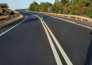 El Cabildo coloca pivotes de separación de carriles en Cuesta La Pared, La Lajita