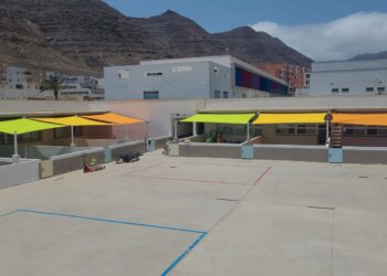 Il Municipio di Pájara installa le tende da sole nelle aule per bambini del CEIP Morro Jable II