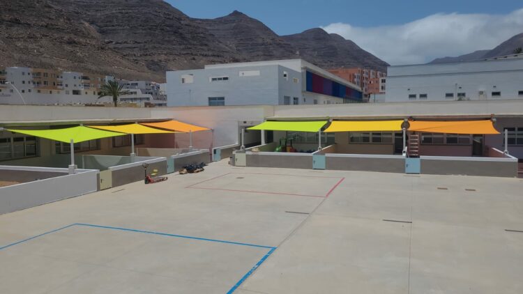 El Ayuntamiento de Pájara instala toldos en las aulas de infantil del CEIP Morro Jable II
