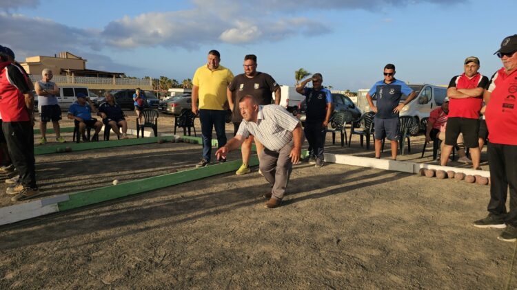 Emoción, corazón y puntería en el IV Torneo de Bola Canaria de Antigua con 50 equipos participantes