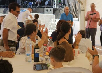 Las Fiestas de Antigua invitan a sus vecinos y vecinas cada año a compartir mesa en la Comida de Hermandad