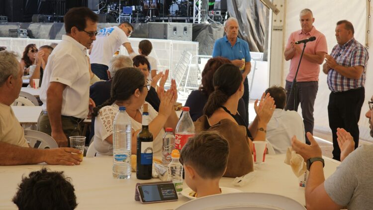 Las Fiestas de Antigua invitan a sus vecinos y vecinas cada año a compartir mesa en la Comida de Hermandad