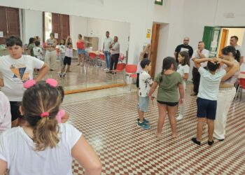 I campi estivi culturali sono seguiti da numerose attività e laboratori per bambini.