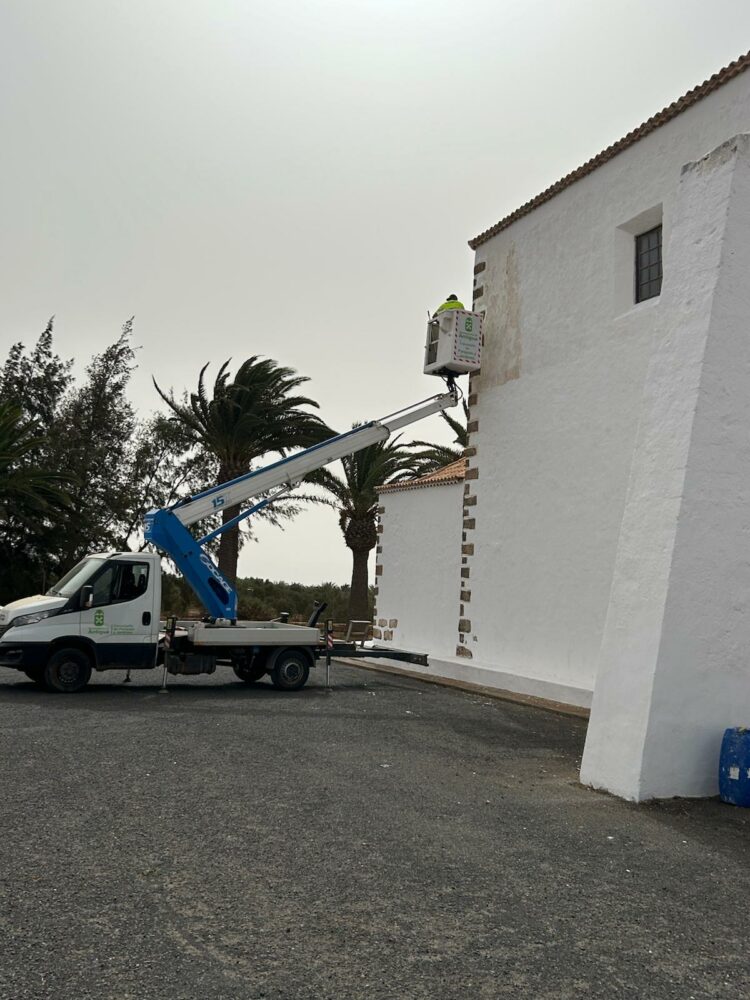 Antigua embellece la fachada de la Iglesia de Valles de Ortega – Casillas de Morales