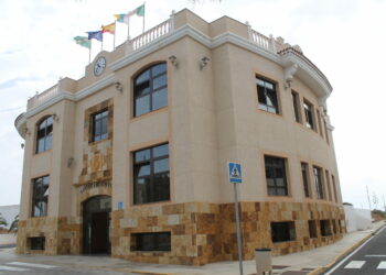 La empresa instaladora desmiente las últimas informaciones y confirma continuar las obras de la antena de comunicación en el actual emplazamiento