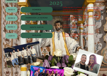 Las Pocetas en pie para aplaudir el magnífico Pregón de Dña. Auxiliadora Cabrera Méndez