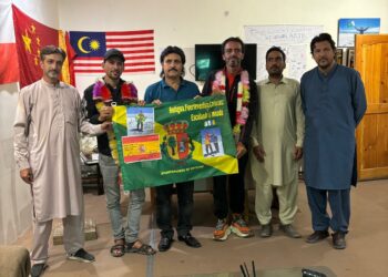 La bandera de Antigua, Fuerteventura, Canarias escalando el mundo, se queda en Pakistán