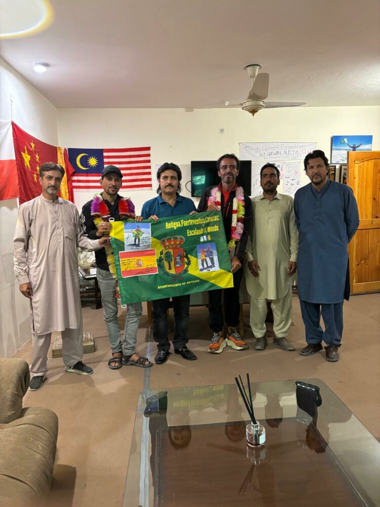 La bandera de Antigua, Fuerteventura, Canarias escalando el mundo, se queda en Pakistán