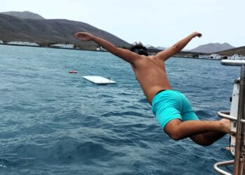 Los jóvenes de Antigua disfrutan de rutas a caballo y excursiones en catamarán