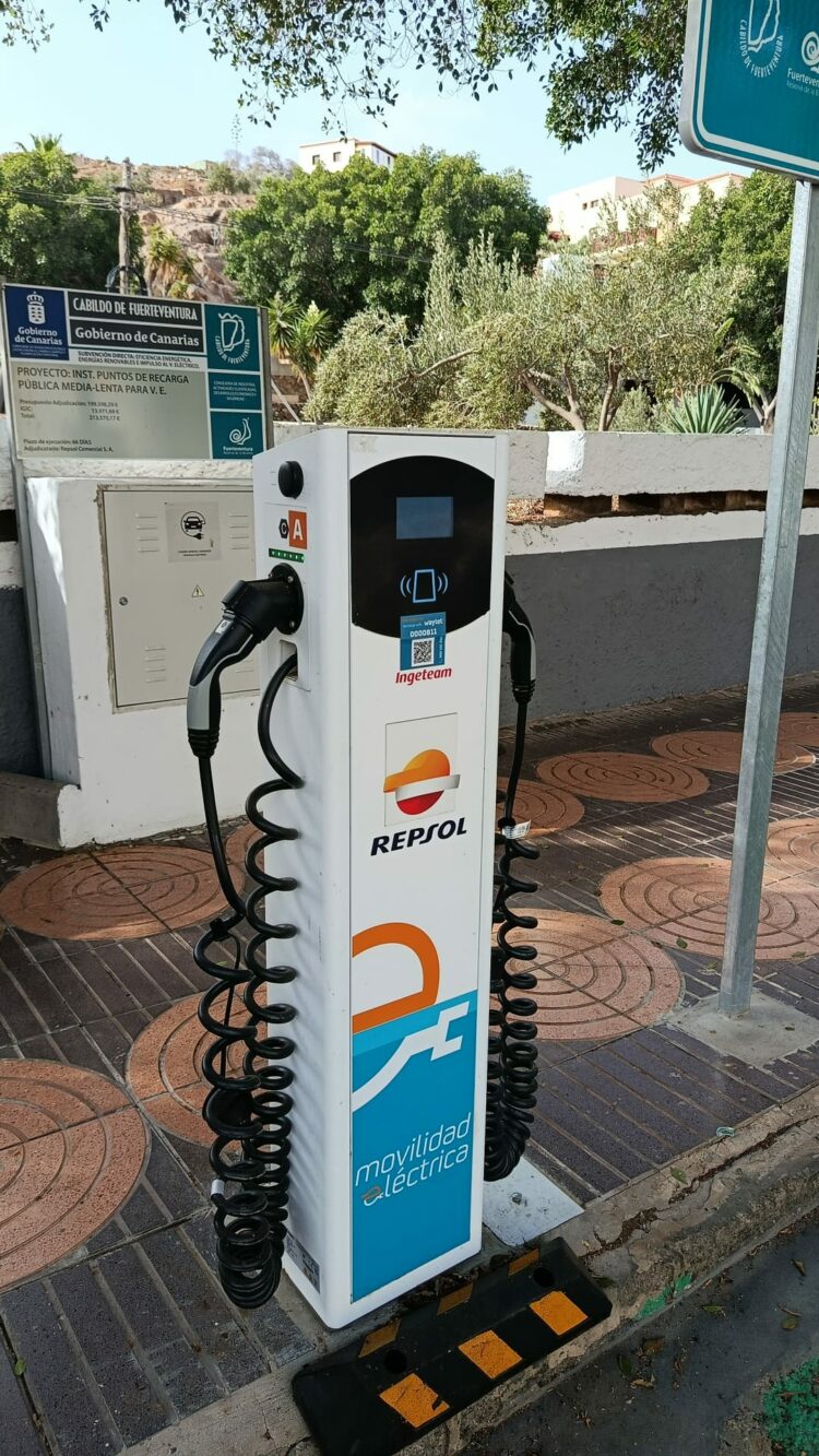 El Cabildo de Fuerteventura pone en marcha los primeros cinco puntos de recarga pública para vehículos eléctricos, dentro del proyecto de instalación de 15 cargadores de 22 kW
