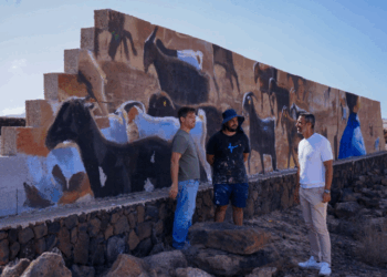 La Oliva embellece lugares abandonados con murales de un artista local