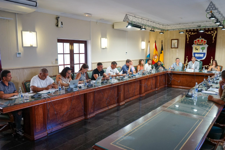 La Oliva avanza en limpieza y socorrismo en el pleno de septiembre