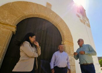 El Ayuntamiento actúa embelleciendo la fachada de la Iglesia de Agua de Bueyes